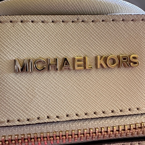 Cream/white Micheal Kors handbag. Like new - Picture 3 of 4
